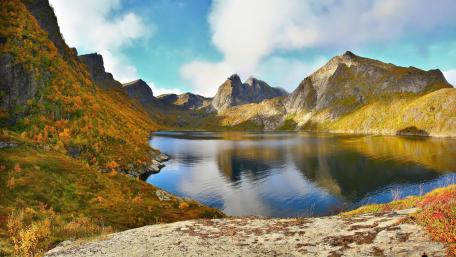 Small lake in the mountains wallpaper