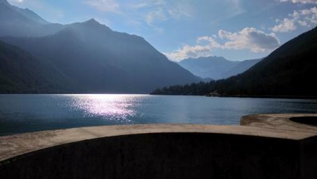 Lake Ceresole in the morning wallpaper