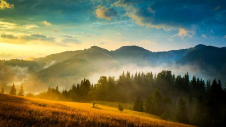 Misty mountains at dawn wallpaper