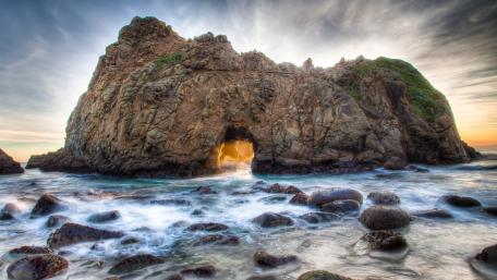 Keyhole Arch at Pfeiffer Beach, California wallpaper