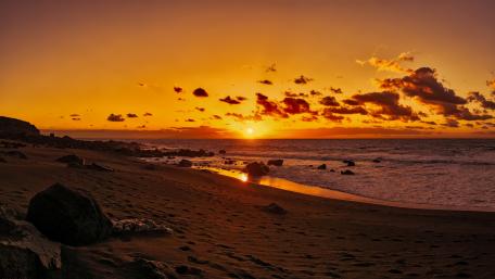 Beach at sundown wallpaper