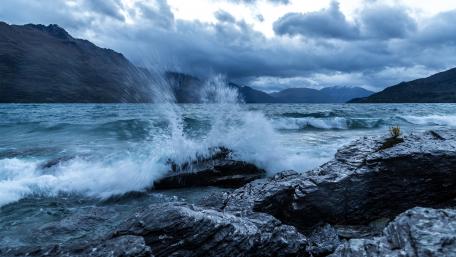 Waves breaking on the cliff wallpaper