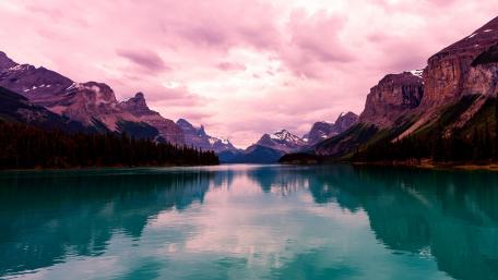 Maligne Lake from Spirit Island, Jasper National Park wallpaper