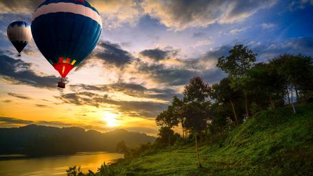 Hot air ballons above lake wallpaper