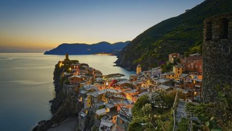 Vernazza in sunset light wallpaper