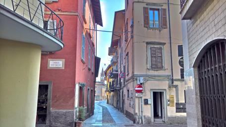 Charming Urban Alleyway in 4K Quality wallpaper