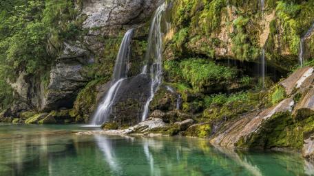 Waterfall in the ravine wallpaper
