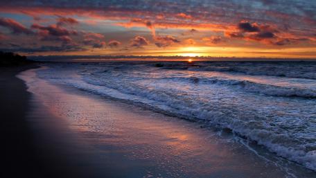 Wavy sea in the sunset wallpaper