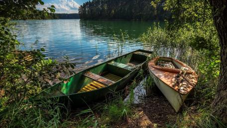 Boats on the lakeshore wallpaper