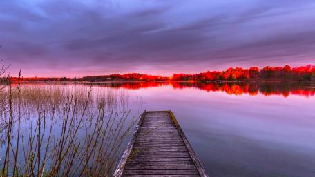 Cloudy sky reflected in the lake wallpaper