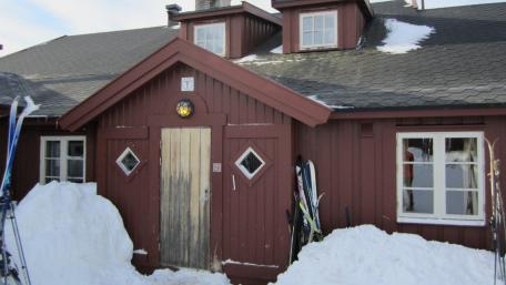Charming Norwegian Cabin in Winter Wonderland wallpaper