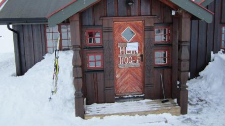 Snowy Cottage in Norway's Hardangervidda wallpaper
