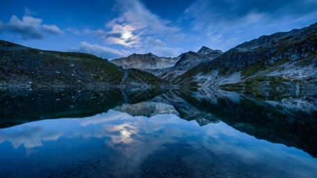 Mirrored mountains wallpaper
