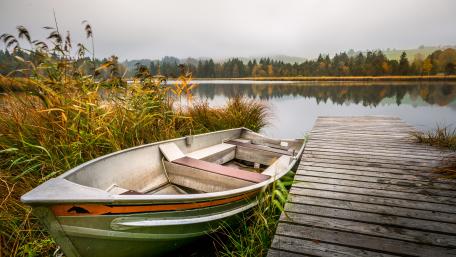 Boat at jetty wallpaper