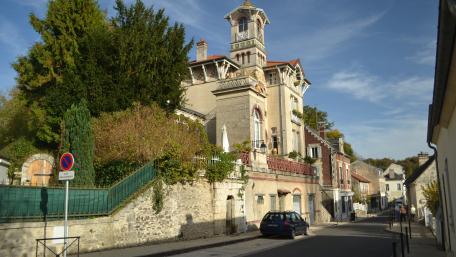 Charming Street View of a Historic Building wallpaper