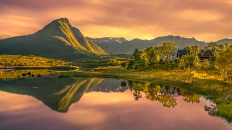 Lakeside house wallpaper