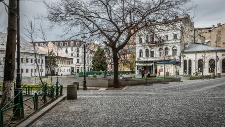 Charming Town Square in Serene Ambiance wallpaper
