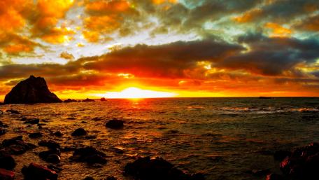 Vibrant Sunset Over the Ocean Waves wallpaper