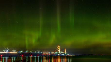 Northern lights over Mackinac Bridge wallpaper