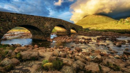 Majestic Arch Bridge Over Tranquil Waters wallpaper