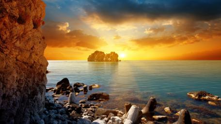 Serene Sunset Over Tranquil Ocean Shoreline wallpaper