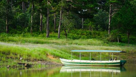 Boat on Tuyen Lam Lake wallpaper