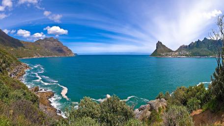 Breathtaking Coastal Serenity in Vibrant Blue Waters wallpaper