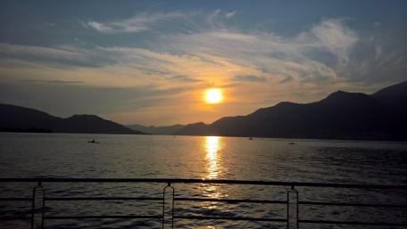 Serene Sunset Over Tranquil Waters wallpaper