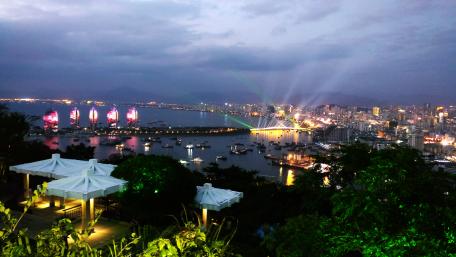 Overlooking Phoenix Island  from the top of  Luhuitou Scenic Area, Sanya, Hainan, China wallpaper