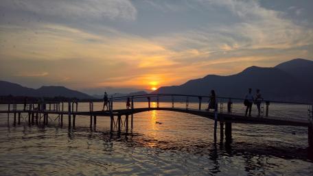 Serene Sunset Over Tranquil Waters wallpaper