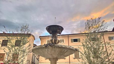 Serene Fountain Under an Evening Sky wallpaper
