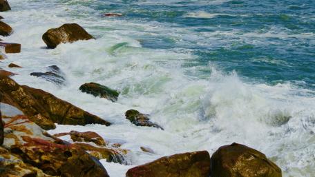 Serene Waves Crashing on Rocky Shoreline wallpaper