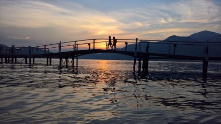 Serene Sunset Over Lago Iseo Waterscape wallpaper