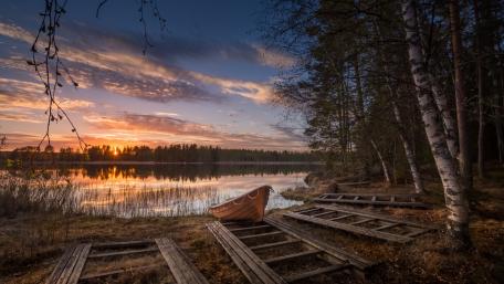 Boat on the lakeside wallpaper