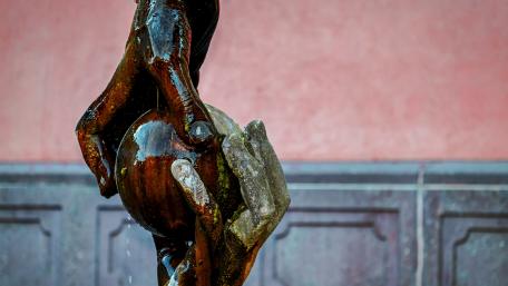 Elegant Fountain Sculpture in 4K Resolution wallpaper