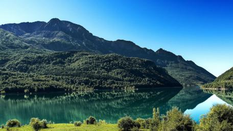 Serene Mountain Reflections in a Tranquil Tarn wallpaper