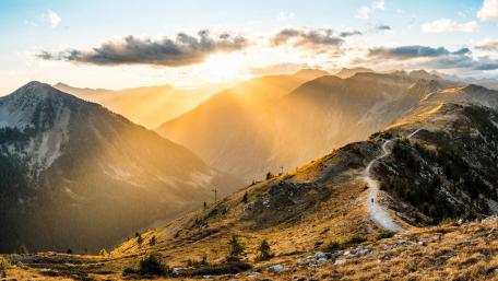 Path at the mountain ridge wallpaper