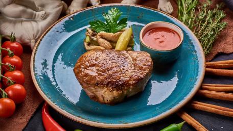 Roast meat with sauce wallpaper