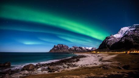 Polar lights over Lofoten Islands wallpaper