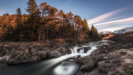 Running water of the River Orchy (Scotland) wallpaper