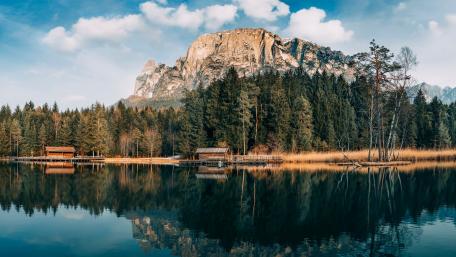 Boathouses on the lake wallpaper