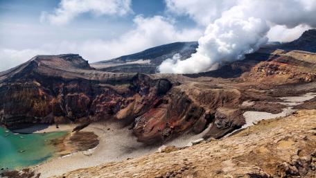 Ksudach volcano (Kamchatka Peninsula) wallpaper
