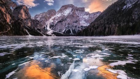 Frozen Pragser Wildsee wallpaper