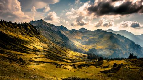 Morning sunlight in the mountains wallpaper