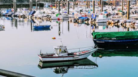 Motor boat in the port wallpaper
