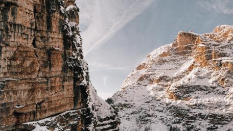 Moon between the mountain ridges wallpaper
