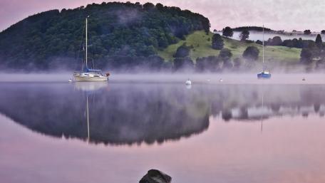 Sailboats in the morning mist wallpaper