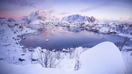 Snowy Reine wallpaper