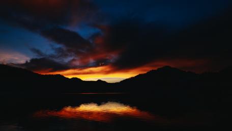 Twilight Serenity Over Still Waters wallpaper