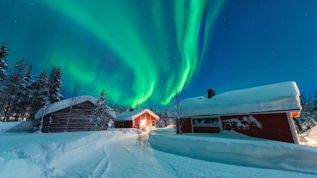 Northern Lights Over a Winter Cabin wallpaper